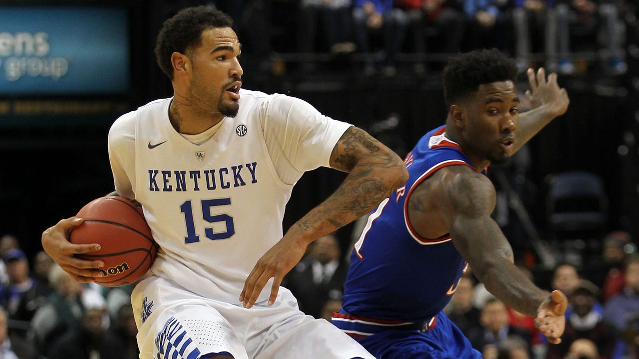 No. 1 Kentucky shuts down No. 5 Kansas 72-40